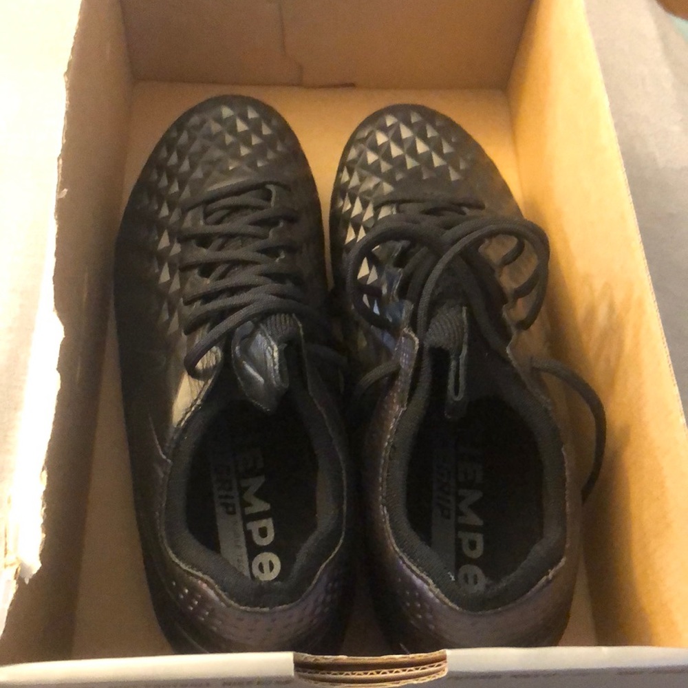 Legend 8 Elite Fg soccer cleats